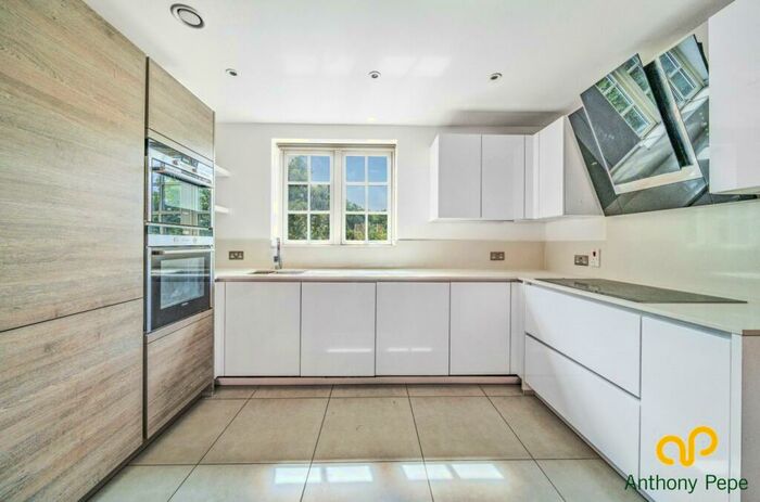 2 Bedroom Flat To Rent In Ashridge Close, Finchley Central, London, N3