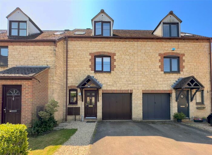 3 Bedroom Terraced House To Rent In Broadway Close, Witney, Oxfordshire, OX28