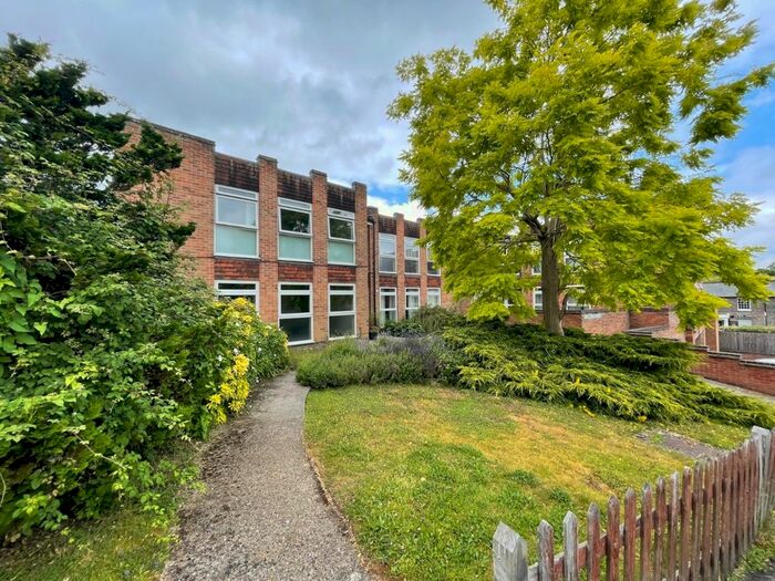 2 Bedroom Flat To Rent In King John Court, Kingsclere, Newbury, RG20