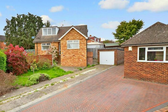 3 Bedroom Semi-Detached Bungalow For Sale In Sharfleet Drive, Strood, Rochester, Kent, ME2