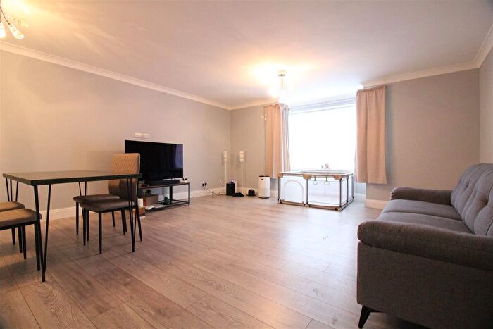 2 Bedroom Flat To Rent In Wildoaks Close, Northwood, HA6