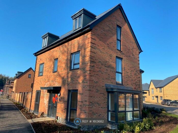 4 Bedroom Semi-Detached House To Rent In Whiting Avenue, Greenhithe, DA9