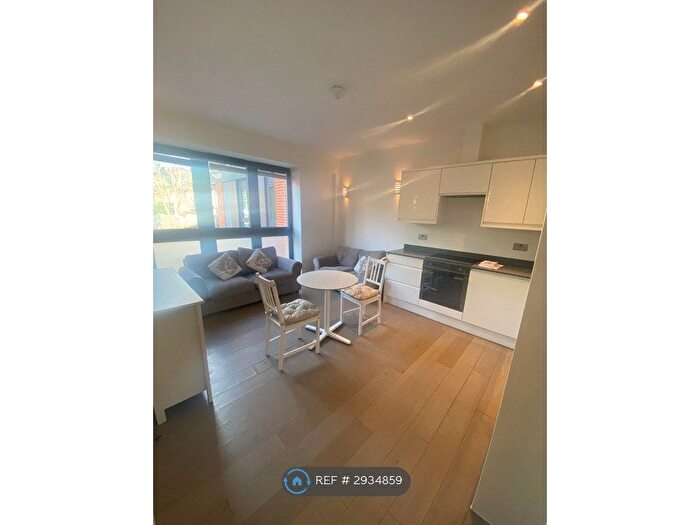 2 Bedroom Flat To Rent In Vista House, Dorking, RH4