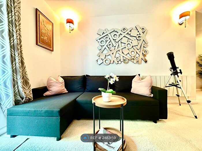 1 Bedroom Flat To Rent In Towergate, London, SE1