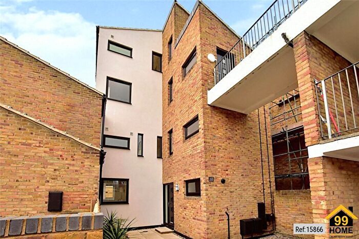 3 Bedroom Maisonette For Sale In Royal Sovereign Avenue, Chatham, Kent, ME4