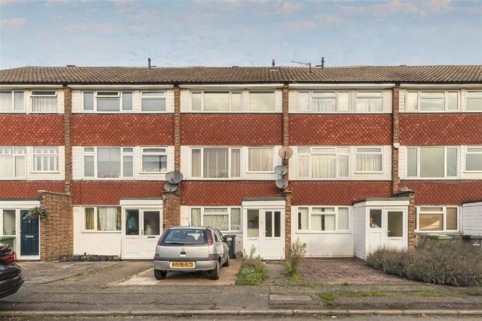 2 Bedroom Maisonette To Rent In Alanthus Close, London, SE12