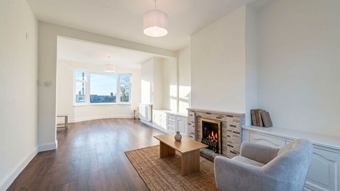 3 Bedroom Detached House To Rent In Moordown, London, SE18