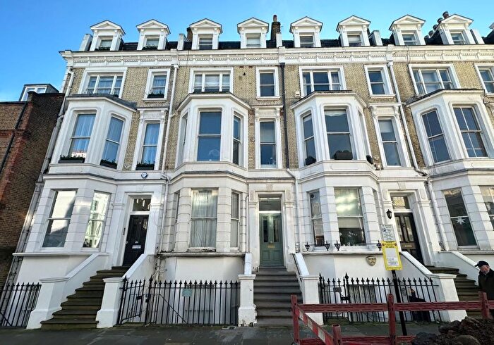 3 Bedroom Flat For Sale In Flat, Campden Grove, Kensington And Chelsea, London, W8