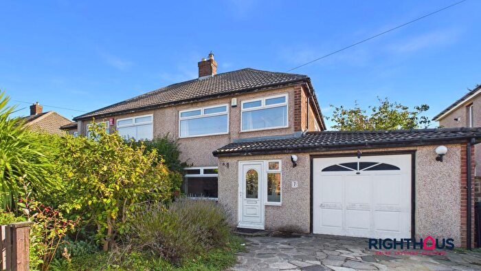 3 Bedroom Semi Detached House For Sale In Farringdon Grove, Bradford, BD6