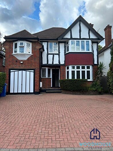 4 Bedroom Detached House For Sale In Chestnut Avenue, Edgware, Middlesex, HA8