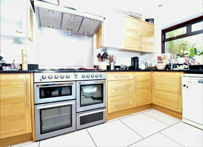 4 Bedroom Property To Rent In The Vale, London, NW11