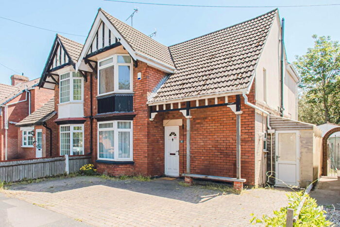 3 Bedroom Semi-Detached House For Sale In Shrivenham Road, Swindon, SN1