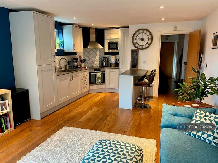 2 Bedroom Flat To Rent In Chandlers Court, London, SE16