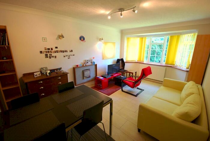 2 Bedroom Flat To Rent In Woodside Court, The Common, Ealing, London, W5