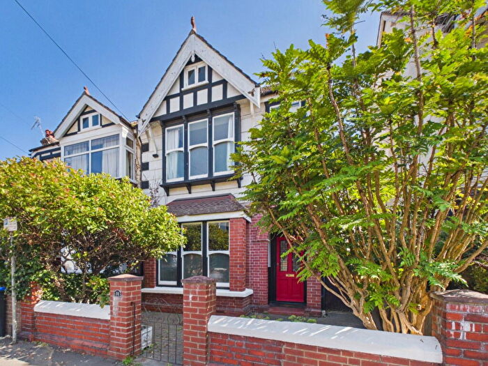 4 Bedroom Semi-Detached House For Sale In Bridge Road, Worthing, BN14