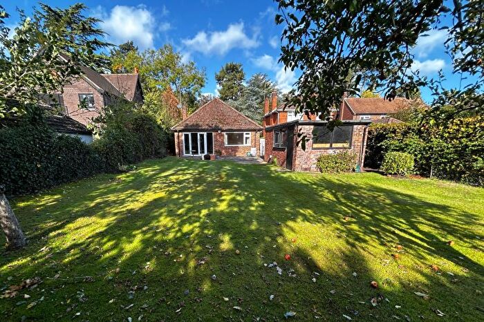 4 Bedroom Detached Bungalow To Rent In Addlestone, Surrey, KT15