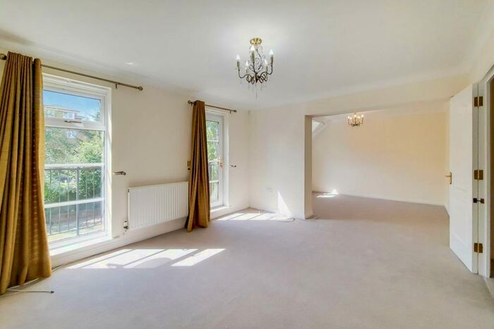 5 Bedroom Semi-Detached House To Rent In Goodhall Close, Stanmore, HA7