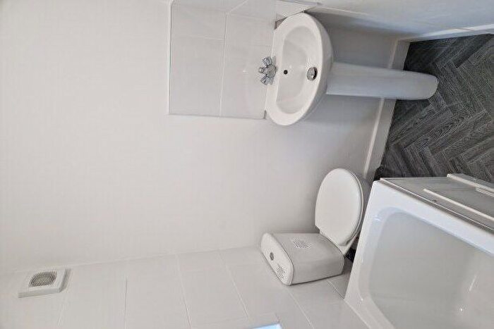 2 Bedroom Flat To Rent In Allen Road, Wolverhampton, WV6