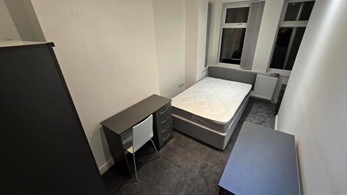 5 Bedroom House To Rent In Slade Lane, Stockport, M19