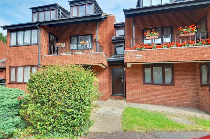 1 Bedroom Flat To Rent In Regency Court, Regency Drive, Ruislip, HA4