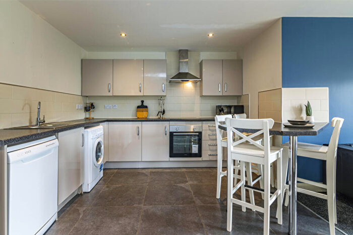 4 Bedroom Flat To Rent In Flat, Lord Tennyson House, LN1