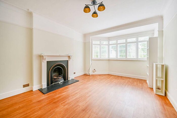 2 Bedroom Flat For Sale In Ellerton Court, Acton, London, W3