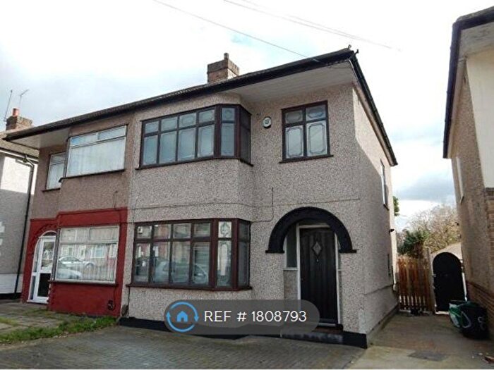 4 Bedroom Semi-Detached House To Rent In Jarrow Road, Romford, RM6