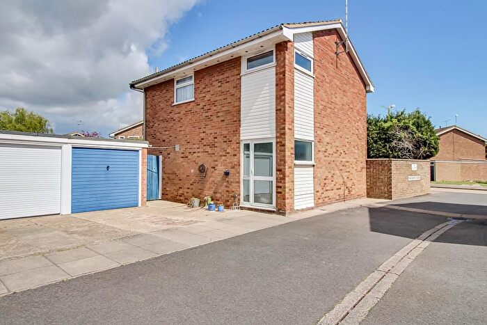 3 Bedroom Detached House For Sale In Mariners Court, Great Wakering, SS3