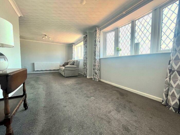 3 Bedroom Detached Bungalow For Sale In Mixes Hill Road, Stopsley, Luton, Bedfordshire, LU2