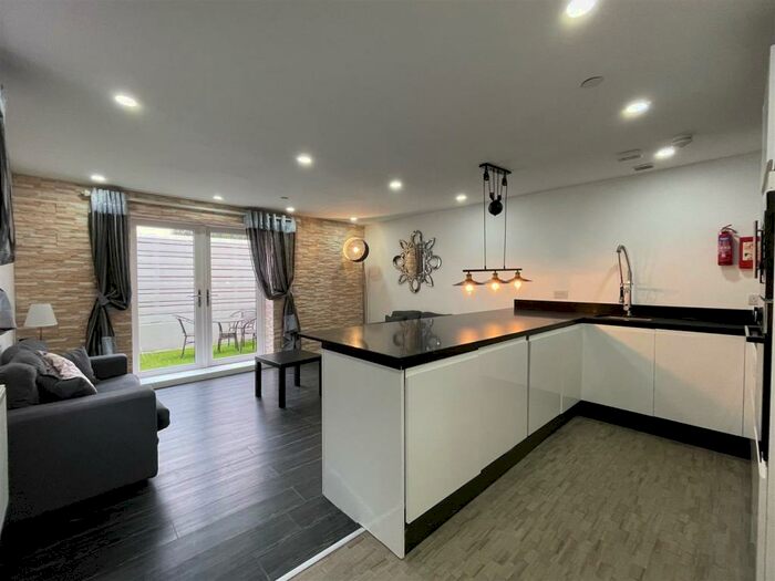 2 Bedroom Flat To Rent In The Walk, Cardiff, CF24