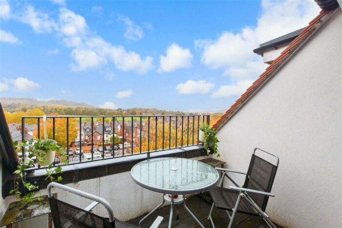 2 Bedroom Flat For Sale In High Street, Dorking, Surrey, RH4