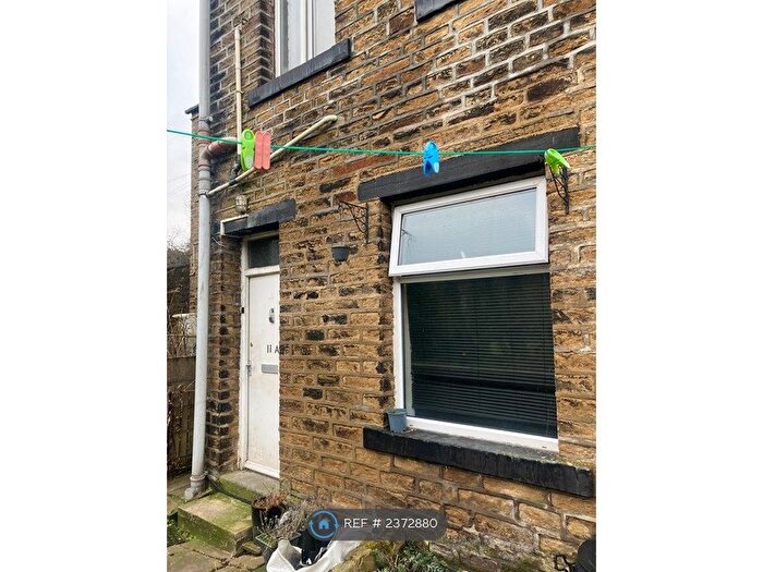2 Bedroom Flat To Rent In Burnley Road, Luddendenfoot, Halifax, HX2