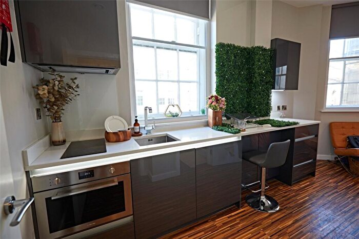 Apartment To Rent In Apt, Cross Street #, M2