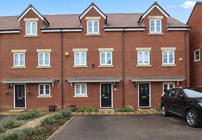 3 Bedroom Terraced House For Sale In Seaforth Gardens, Bedford, MK40