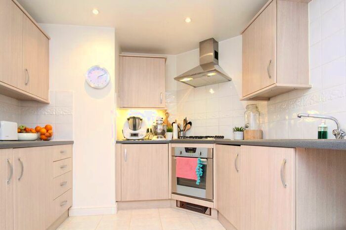 1 Bedroom Flat To Rent In Crown Close, Winkfield Road, Wood Green, N22