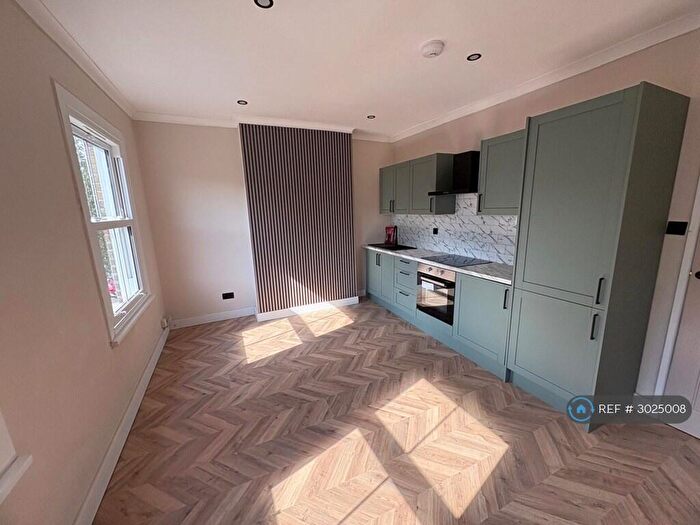 3 Bedroom Flat To Rent In Poplar Road, London, SE24