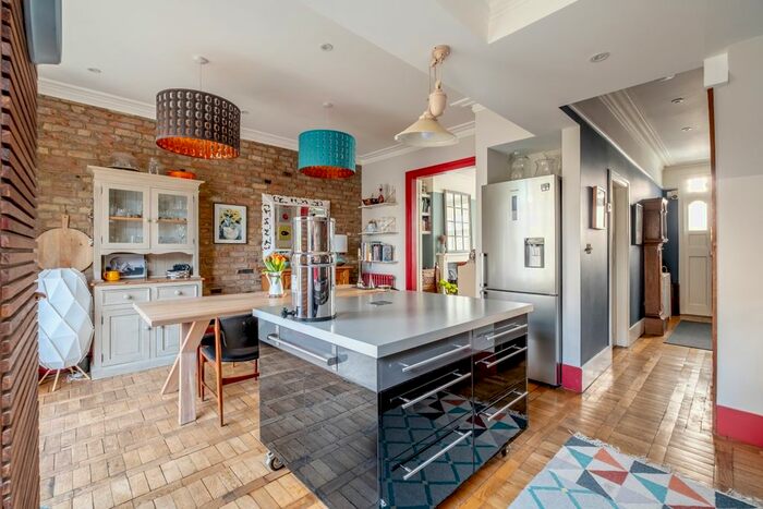 3 Bedroom Flat To Rent In Avoca Road, London, SW17