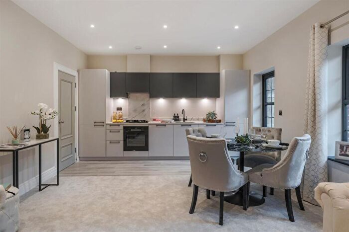 2 Bedroom Apartment For Sale In Shootersway, Berkhamsted, HP4