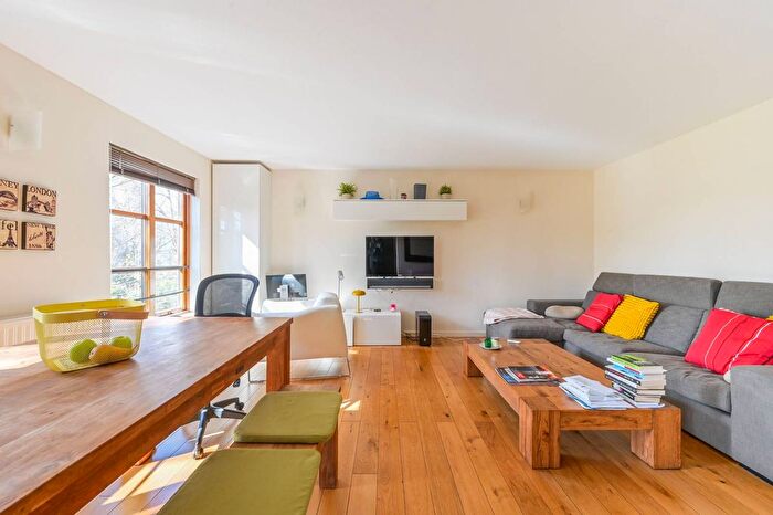 2 Bedroom Flat To Rent In Cable Street, Shadwell, London, E1