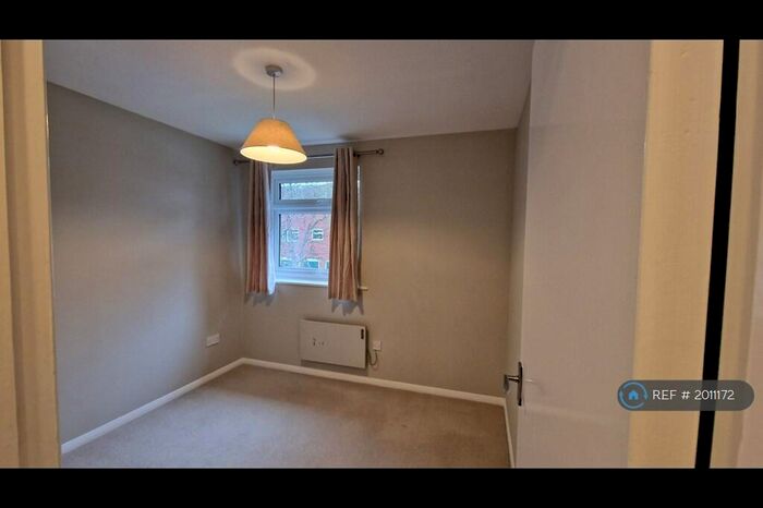 2 Bedroom Flat To Rent In Cobblers Close, Slough, SL2