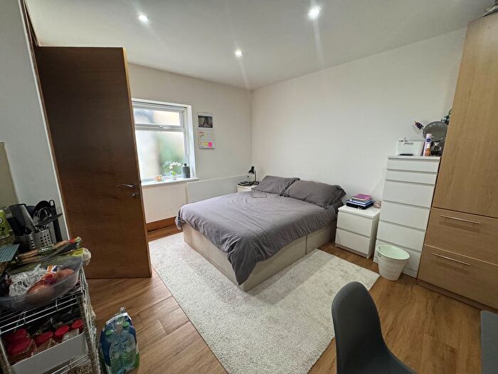 Studio To Rent In Sunny Place, London, NW4