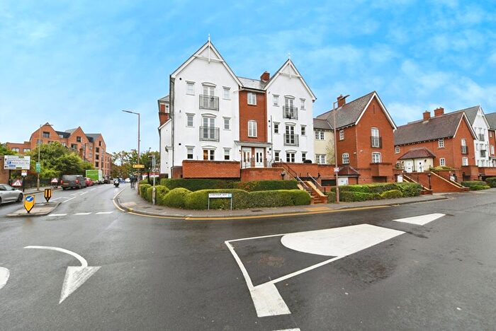 2 Bedroom Flat For Sale In Chatham Way, Brentwood, Essex, CM14