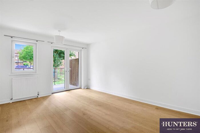2 Bedroom Flat To Rent In Yew Tree Court, Lordship Grove, London, N16
