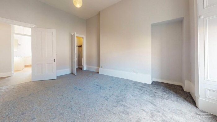 3 Bedroom Flat To Rent In Queens Drive, Struthbungo, Glasgow., G42