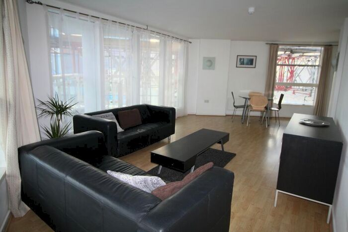 2 Bedroom Apartment To Rent In Blackwall Way, London, E14