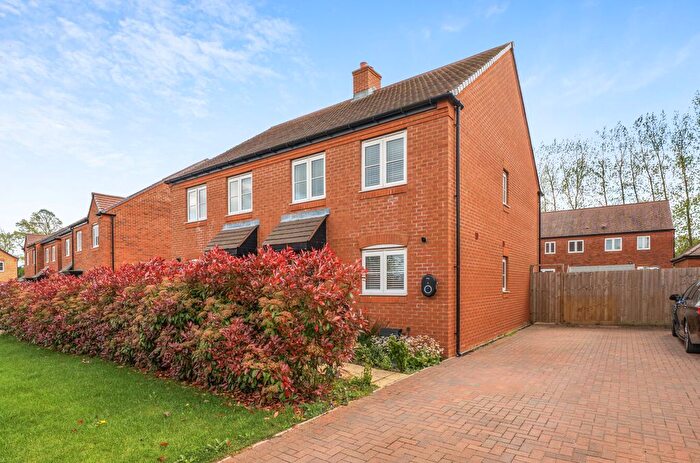 3 Bedroom Semi-Detached House For Sale In Watermill Way, Collingtree, Northampton, NN4