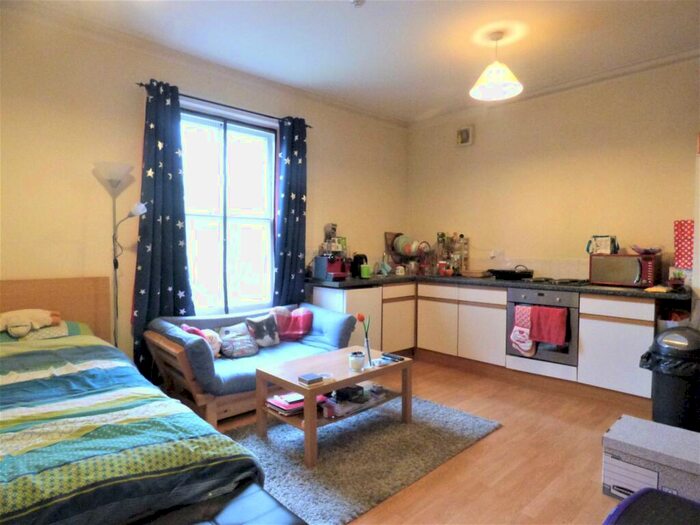 Apartment To Rent In Lydia Court, - Grove Crescent, Kingston, KT1