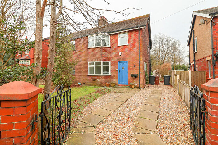 3 Bedroom Semi-Detached House For Sale In Sheffield Road, Glossop, SK13