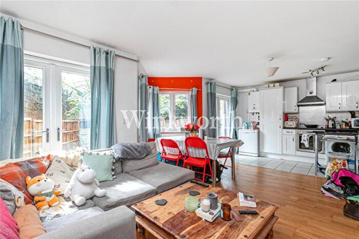 2 Bedroom Apartment For Sale In Carlingford Road, London, N15