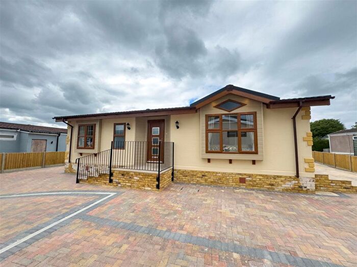 2 Bedroom Mobile/park Home For Sale In Willows Riverside Park, Windsor, SL4